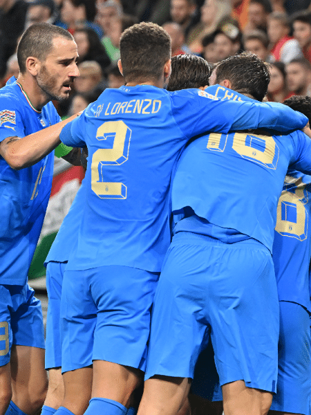 Jogadores da Itália comemoram gol contra a Hungria na Liga das Nações - ATTILA KISBENEDEK / AFP
