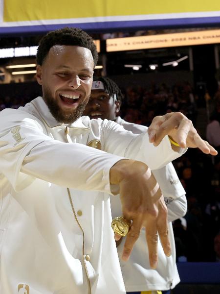 Antes da partida entre Warriors e Lakers, Stephen Curry recebe o anel de campeão da temporada 2021/22 da NBA. - EZRA SHAW/AFP