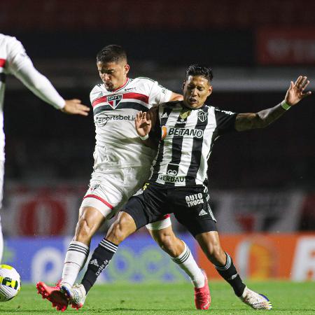 Pablo Maia, do São Paulo, e Zaracho, do Atlético-MG, disputam bola em partida do Brasileirão - WANDERSON OLIVEIRA/DIA ESPORTIVO/ESTADÃO CONTEÚDO