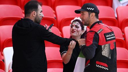 Segurança do estádio Ahmed bin Ali conversa com torcedores iranianos que estavam protestando  - Matthias Hangst/Getty Images - Matthias Hangst/Getty Images