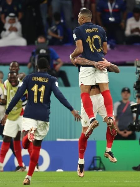 Jogadores da França celebram gol sobre a Dinamarca na Copa do Mundo - Youssef Loulidi/Fantasista/Getty Images