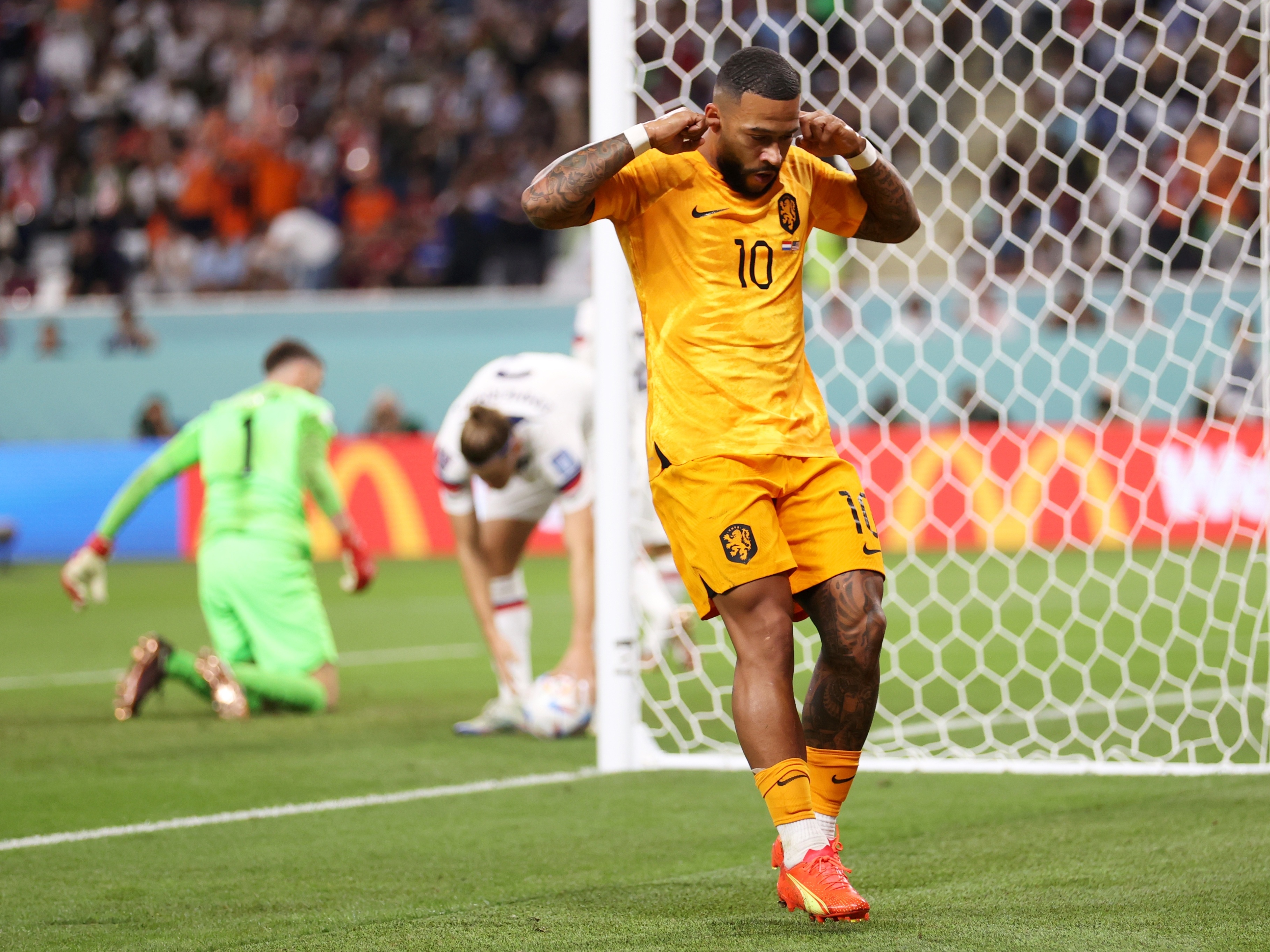 Memphis Depay da Holanda, comemora o seu gol durante a partida entre  Holanda e Estados Unidos, pelas oitavas de final da Copa do Mundo FIFA Qatar  2022, Estádio Internacional Khalifa neste sábado
