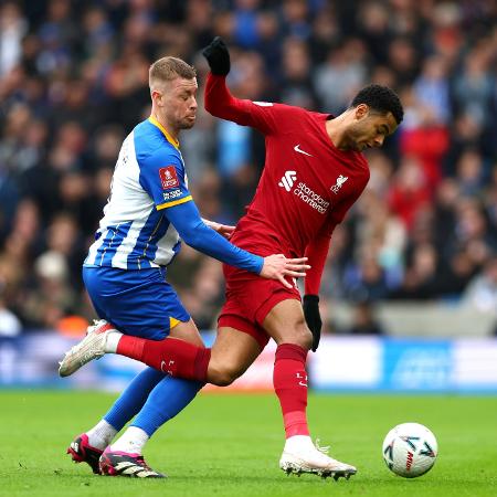 Salah brilha e Liverpool derrota Nottingham Forest por 3 a 0 para