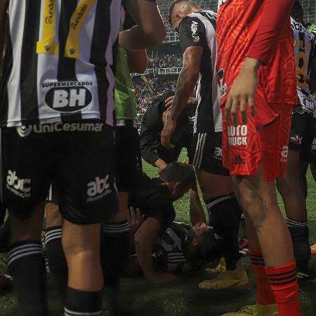Coudet e Hulk abraçados no chão depois de gol do Atlético-MG  - Pedro Souza/Divulgação