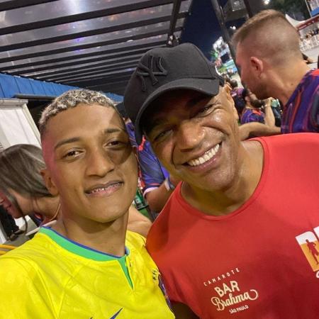 Sósia de Richarlison fez sucesso durante o Carnaval e havia dito que tinha beijado Tina, do BBB - Montagem/UOL