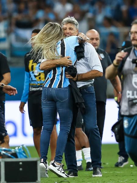 Renato Gaúcho abraça a filha Carol após título do Grêmio no Gauchão - PEDRO H. TESCH/ESTADÃO CONTEÚDO