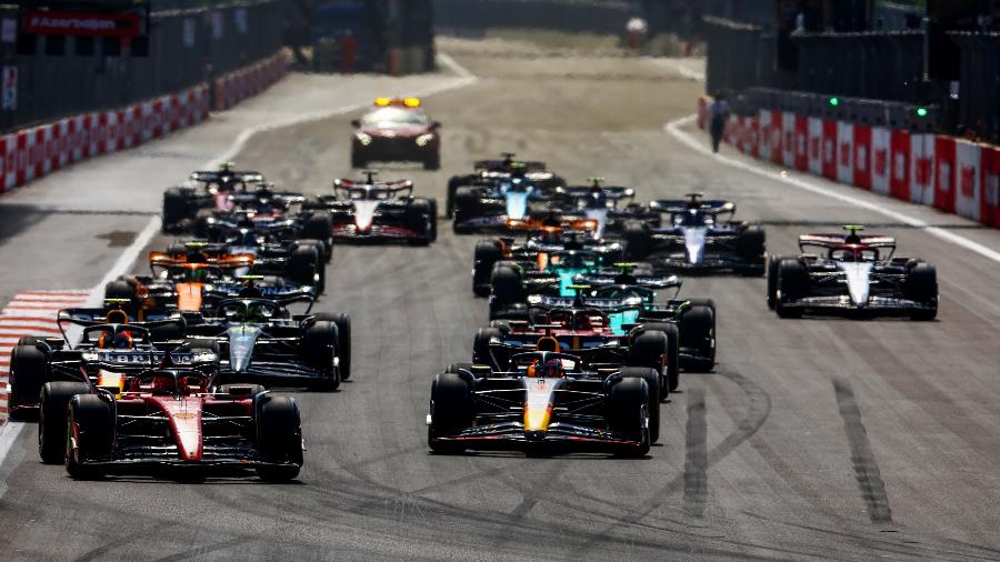 Largada do GP do Azerbaijão, com Charles Leclerc mantendo a ponta no circuito de Baku - Mark Thompson/Getty Images