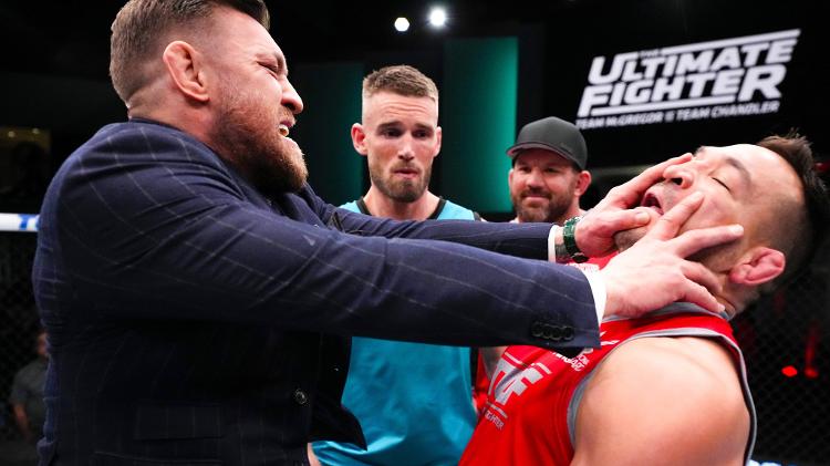 Conor McGregor empurra Michael Chandler após bate boca durante a gravação da atual edição do reality The Ultimate Fighter