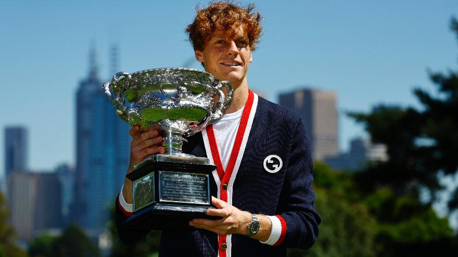 Jannik Sinner com o troféu do Australian Open no Royal Botanic Gardens, em Melbourne, Austrália