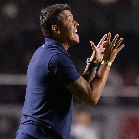 Thiago Carpini, técnico do São Paulo, gesticula durante jogo contra o Cobresal pela Libertadores