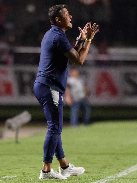 Thiago Carpini, técnico do São Paulo, gesticula durante jogo contra o Cobresal pela Libertadores