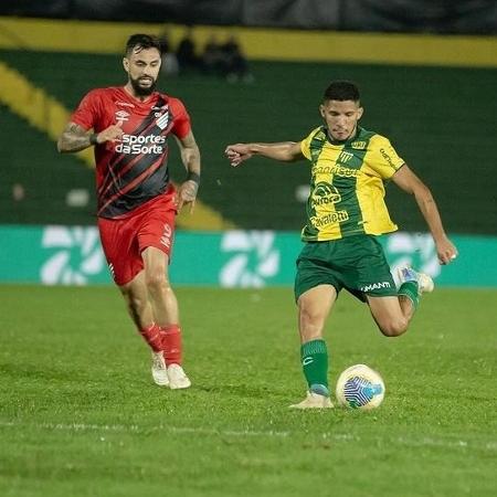 Fabrício, do Ypiranga, em ação durante jogo contra o Athletico pela Copa do Brasil - Enoc Júnior / Ypiranga FC