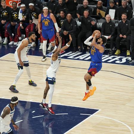 Jamal Murray acerta arremesso em partida contra o Minnesota Timberwolves