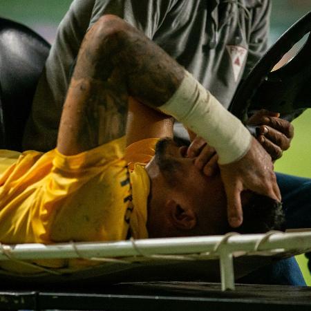 João Paulo, goleiro do Santos, deixou gramado do Independência com dores durante jogo contra o América-MG - Fernando Moreno/AGIF