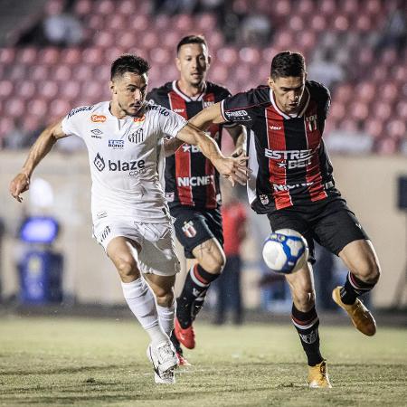 Willian Bigode, do Santos, tenta lance durante jogo contra o Botafogo-SP pelo Brasileirão Série B