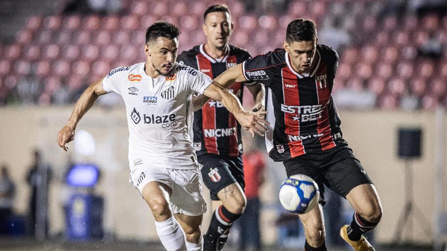 Willian Bigode, do Santos, tenta lance durante jogo contra o Botafogo-SP pelo Brasileirão Série B