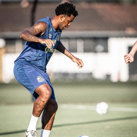 Gil, zagueiro do Santos, durante treino preparatório para o jogo contra o Goiás, pela Série B