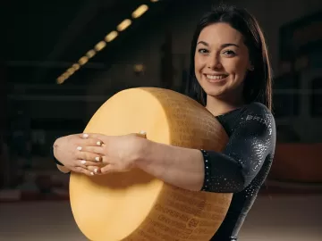 Como ginasta italiana foi parar abraçada a um queijo em publi que viralizou