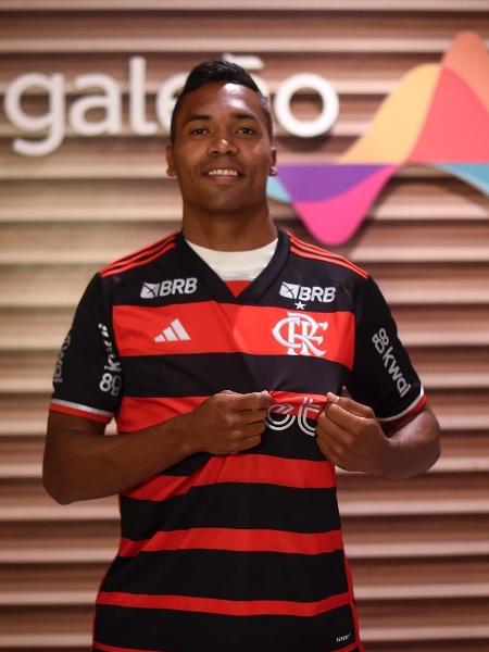 Alex Sandro desembarca no Rio para se apresentar ao Flamengo - Marcelo Cortes/CRF