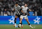 Corinthians e Botafogo trocam uniformes em intervalo por confusão com cores - Thiago Ribeiro/AGIF