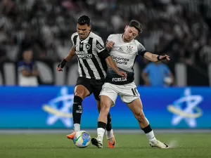 Corinthians e Botafogo trocam uniformes em intervalo por confusão com cores