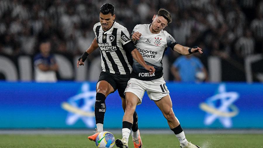 Corinthians e Botafogo: Danilo Barbosa e Rodrigo Garro em disputa de lance no Engenhão, pelo Brasileirão  - Thiago Ribeiro/AGIF