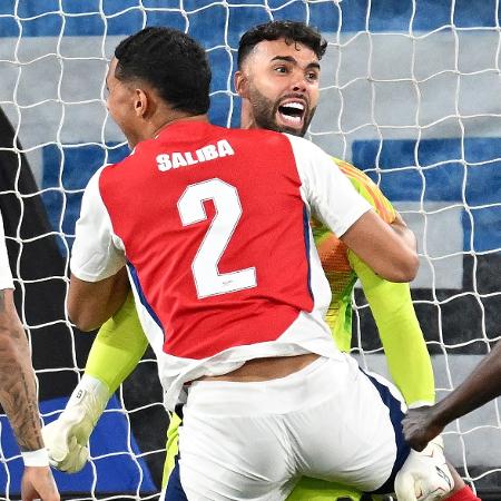 Raya, goleiro do Arsenal, comemora pênalti defendido contra a Atalanta em jogo pela Champions League