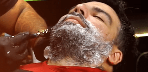 PAGOU APOSTA! Apresentador tira a barba ao vivo em cumprimento de aposta de Corinthians x Flamengo