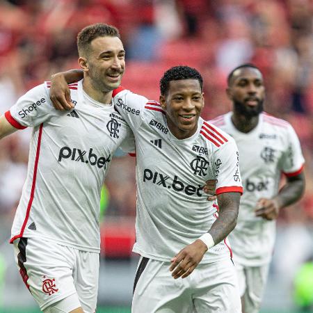 Gonzalo Plata comemora após marcar pelo Flamengo contra o Volta Redonda, pelo Carioca