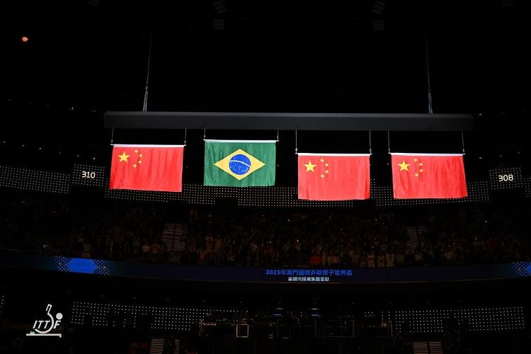 Tênis de mesa: bandeira do Brasil em meio às bandeiras da China no pódio da Copa do Mundo Tênis de mesa: bandeira do Brasil em meio às bandeiras da China no pódio da Copa do Mundo