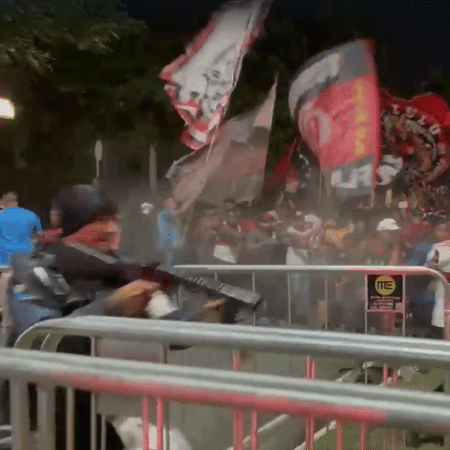 Confusão entre polícia e torcedores marcou embarque do Flamengo rumo ao Mundial Confusão entre polícia e torcedores marcou embarque do Flamengo rumo ao Mundial