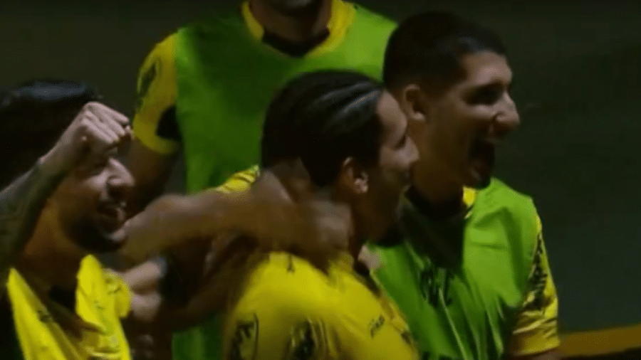 Da Costa, do Mirassol, comemora após marcar contra o Santos, pelo Brasileirão Da Costa, do Mirassol, comemora após marcar contra o Santos, pelo Brasileirão