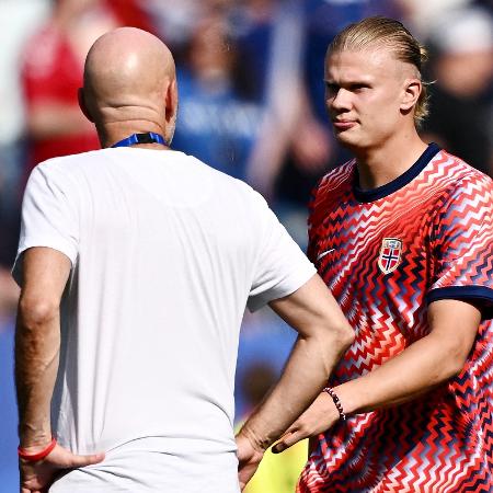 Solbakken, técnico da Noruega, conversa com Erling Haaland antes de duelo com a França