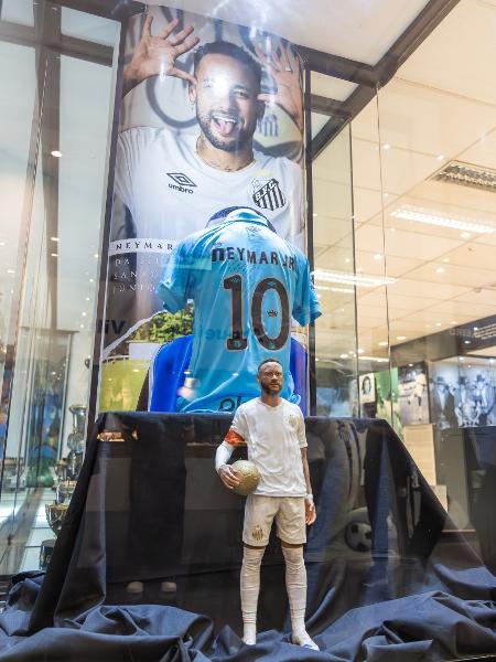 Neymar ganha estátua no Museu do Santos Neymar ganha estátua no Museu do Santos