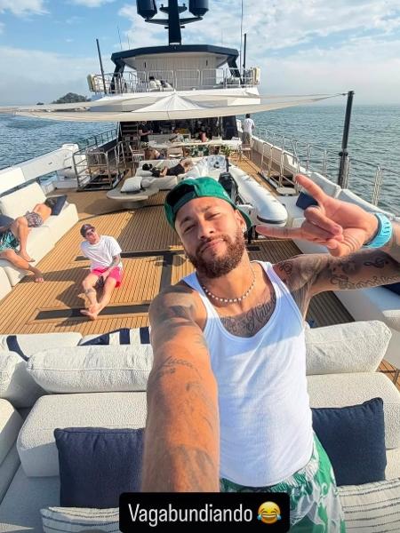 Neymar publicou um story no Instagram com ironia após ser chamado de vagabundo. "Vagabundiando", escreveu ele