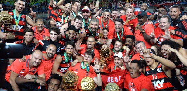 Jogadores do Flamengo posam com a taça após o título do NBB - Fotojump/LNB