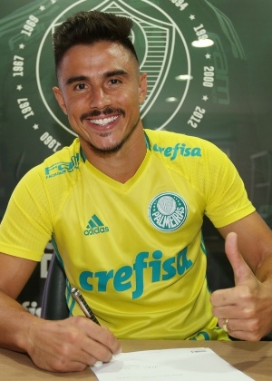 Willian assina por três anos e espera 