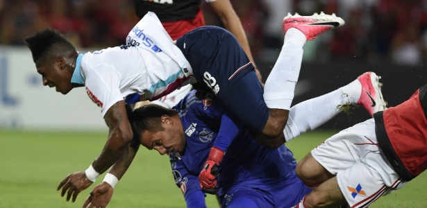 Diego Alves precisou ser substituído após sofrer o choque - AFP PHOTO / LEO CORREA