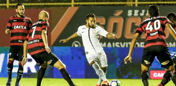 Clayson domina a bola em lande da partida entre Vitória e Corinthians - Rodrigo Gazzanel/Ag. Corinthians