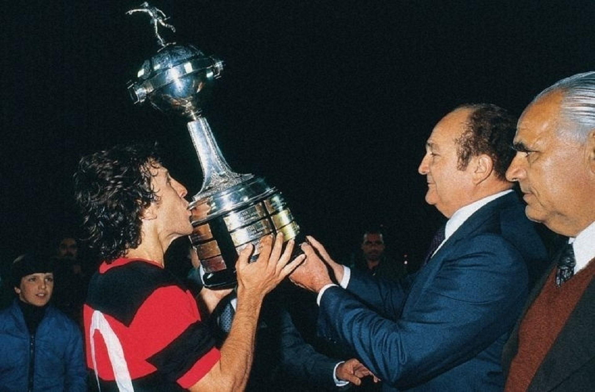 Zico prometeu camisa do Flamengo e ganhou três vezes na roleta em cassino