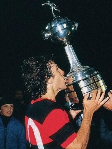 Autor dos dois gols da final, Zico recebe o troféu de campeão da Copa Libertadores de 1981 - Conmebol/Divulgação