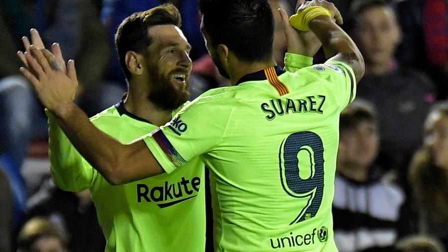 Suárez e Messi comemoram gol juntos, contra Levante - JOSE JORDAN/AFP