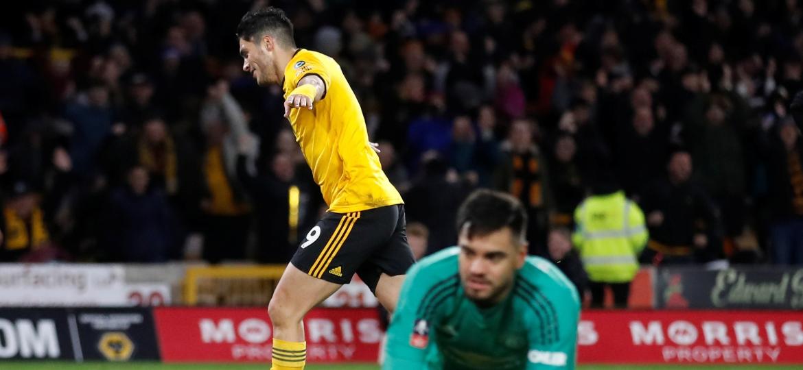 Raul Jimenez comemora gol que abriu caminho para classificação do Wolverhampton - Carl Recine/Reuters
