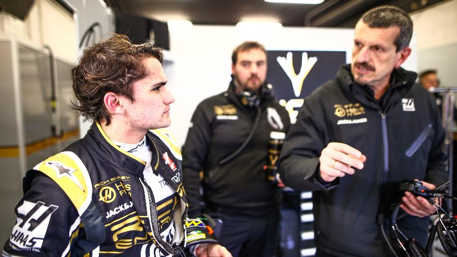 Pietro Fittipaldi conversa com Guenther Steiner durante teste no Bahrein - Andy Hone/Haas F1 Team