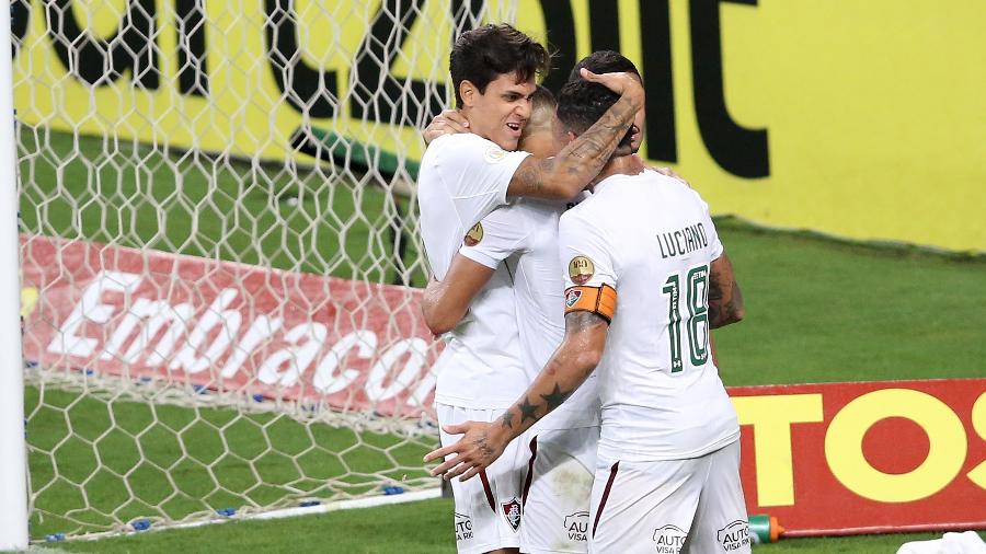 Jogadores comemoram gol de Pedro durante Grêmio x Fluminense - Pedro H. Tesch/AGIF