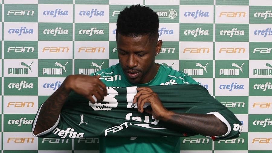 Jogador foi apresentado oficialmente ontem e afirmou estar muito perto do físico ideal para debutar - Cesar Greco/Ag Palmeiras/Divulgação