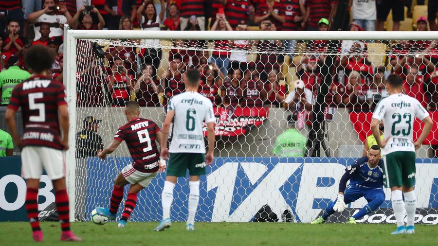 Gabigol bate pênalti na vitória do Flamengo sobre o Palmeiras na 17ª rodada do Brasileirão - Pilar Olivares/Reuters