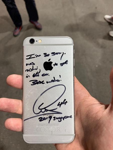 Lewis Hamilton autografa celular de fã após derrubar aparelho - Reprodução/Facebook