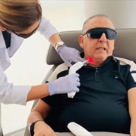 Resultado de imagem para Galvão mostra procedimento com laser para tratar edema nas cordas vocais