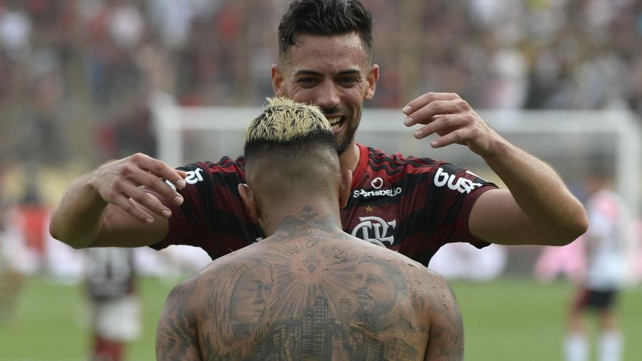 Pablo Mari abraça Gabigol após gol que valeu título do Flamengo na Libertadores - Ernesto Benavides / AFP